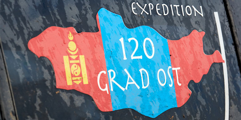 Projekt 120 Grad Ost – Hof & Turecek mit TASMANIAN TIGER im Reich von Dschingis Khan Im Rahmen des Projektes 120 Grad Ost gings fuer Hof und Turecek mit Geländewagen und Ausruestung von Tasmanian Tiger in die Mongolei.